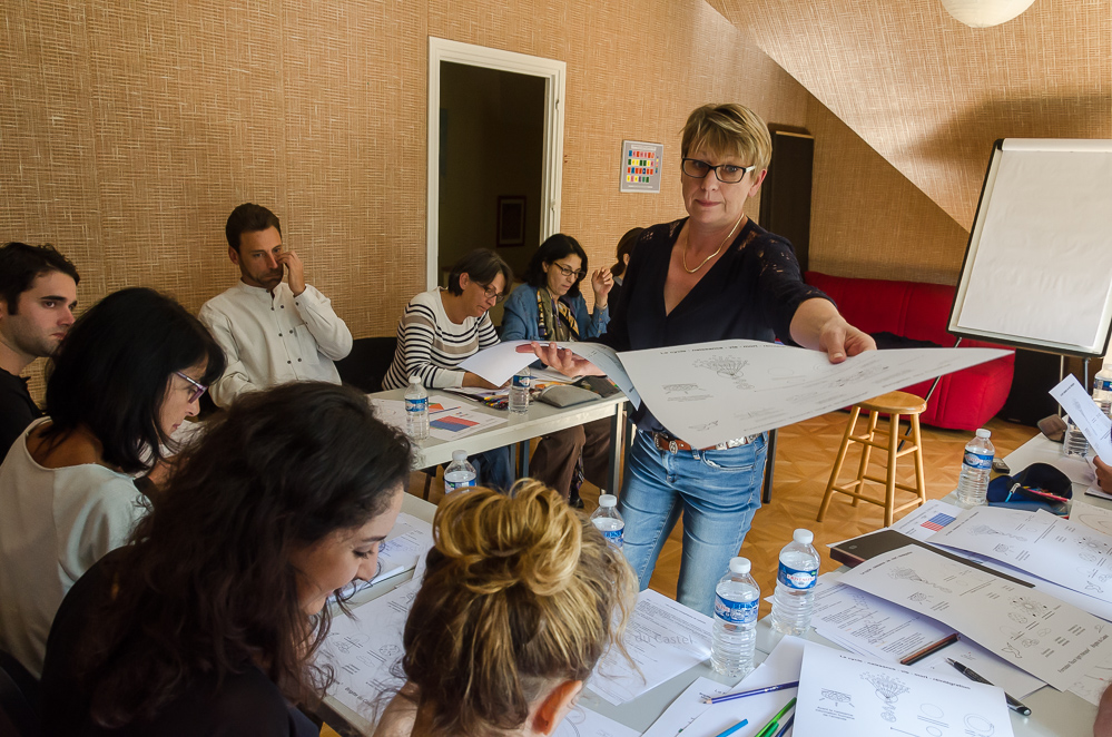 Formation en thérapie énergétique : distribution de documents au cours du stage d'énergétique.